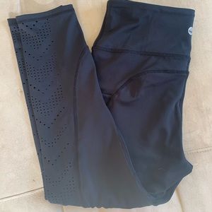 Black cropped yoga pants